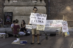 Extinction Rebellion con Filippo Brown: sciopero della fame in Piazza Maggiore.